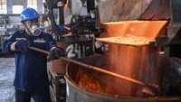 Pekerja melakukan proses konsentrasi timah (mineral dressing) di Pusat Pengolahan Bijih Timah (PPBT) PT Timah Tbk di Bangka Barat, Kepulauan Bangka Belitung, Senin (20/1/2025). 