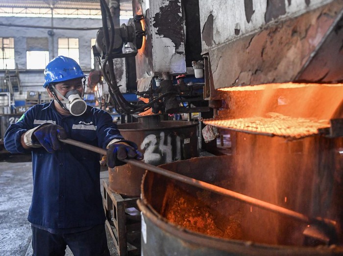 Pekerja melakukan proses konsentrasi timah (mineral dressing) di Pusat Pengolahan Bijih Timah (PPBT) PT Timah Tbk di Bangka Barat, Kepulauan Bangka Belitung, Senin (20/1/2025). Proses peningkatan kadar bijih timah tersebut dilakukan untuk mendapatkan produk akhir berupa logam timah berkualitas dengan kadar Sn yang tinggi dengan kandungan pengotor (impurities) rendah. ANTARA FOTO/Nova Wahyudi/Spt.