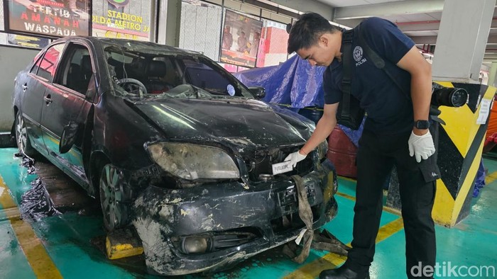 Puslabfor Polri memeriksa mobil Toyota Vios milik Brigjen (Purn) Hendrawan Ostevan yang tercebur di laut Marunda, Jakut.