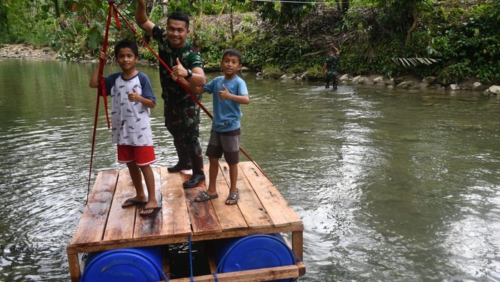 Rakit kayu yang dibuat untuk akses penyeberangan guru dan siswa di Nias. (Dok. Istimewa)