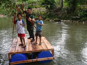 TNI Buat Rakit Kayu Untuk Akses Nyeberang SD Viral Sebulan Tak Ada Guru di Nias