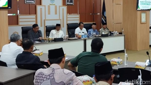 Rapat penetapan besaran zakat fitrah di Gedung Setda Kota Cirebon.