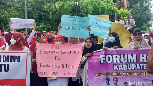 Ratusan tenaga honorer berunjuk rasa di depan gedung DPRD Dompu, NTB, Rabu (22/1/2025).