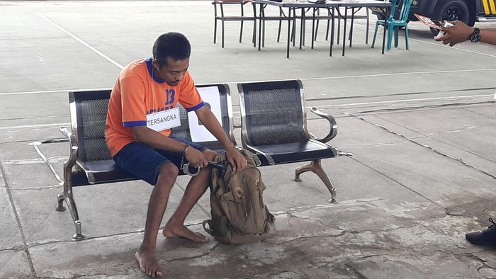Tersangka, Yusak memperagakan adegan pembunuhan keluarga kakaknya di Ngancar, Kabupaten Kediri