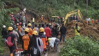 Relawan menggunakan beko untuk membersihkan lumpur di salah satu titik longsor pada hari kedua bencana longsor di Kecamatan Petungkriyono, Kabupaten Pekalongan, Jawa Tengah, Rabu (22/1/2025). (ANTARA FOTO/Harviyan Perdana Putra)