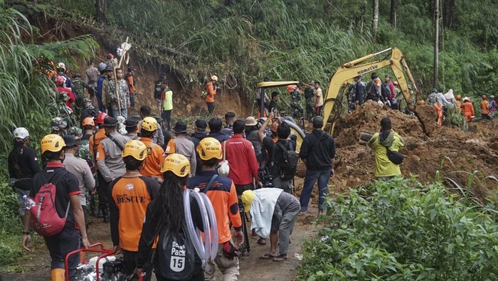 Relawam bersihkan material longsoran yang menutup jalan Relawan menggunakan beko untuk membersihkan lumpur di salah satu titik longsor pada hari kedua bencana longsor di Kecamatan Petungkriyono, Kabupaten Pekalongan, Jawa Tengah, Rabu (22/1/2025). Terbatasnya akses dan lokasi longsor menjadi kendala petugas serta relawan dalam memberi bantuan secara cepat. ANTARA FOTO/Harviyan Perdana Putra/Spt.