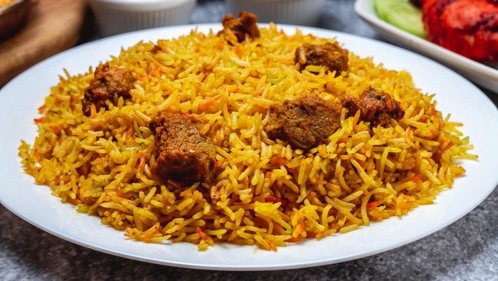 Nasi kebuli, resep olahan beras basmati yang lezat dan mudah dibuat di rumah.