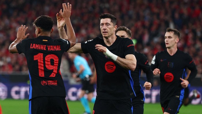 Soccer Football - Champions League - Benfica v FC Barcelona - Estadio da Luz, Lisbon, Portugal - January 21, 2025 FC Barcelonas Robert Lewandowski celebrates scoring their first goal with Lamine Yamal REUTERS/Pedro Nunes