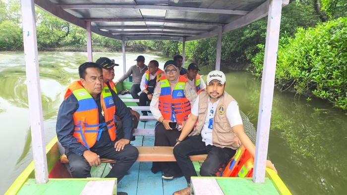 Rombongan Dinas Kelautan dan Perikanan Jatim menyisir lokasi HGB di laut Sidoarjo.