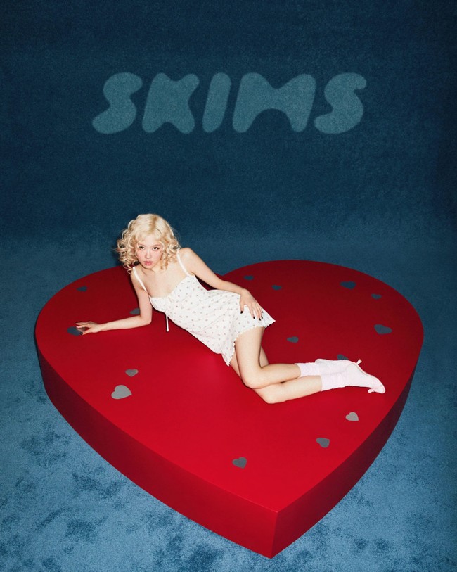 Dalam sejumlah foto yang dirilis Skims, Rose BLACKPINK mengenakan gaun, bralette, hingga boxer berwarna soft pink. Koleksi ini dirilis khusus edisi Valentine. Foto: dok. Skims