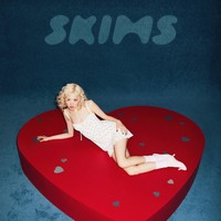 Dalam sejumlah foto yang dirilis Skims, Rose BLACKPINK mengenakan gaun, bralette, hingga boxer berwarna soft pink. Koleksi ini dirilis khusus edisi Valentine. Foto: dok. Skims