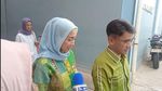 Desy Ratnasari dan Ruben Onsu Tampil Bersama dengan Warna Baju Senada