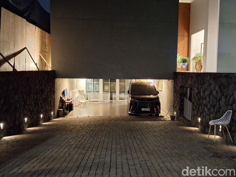 Rumah di kawasan Menteng, Jakarta Pusat (Jakpus) digeledah KPK terkait kasus suap tersangka Harun Masiku. Penggeledahan masih berlangsung. (Taufiq S/detikcom)