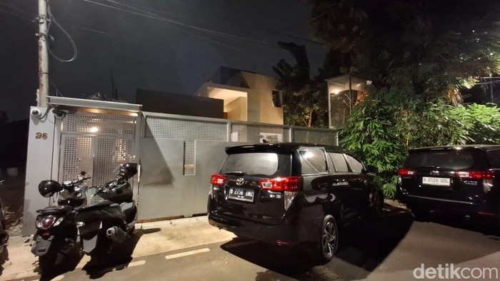 Rumah di kawasan Menteng, Jakarta Pusat (Jakpus) digeledah KPK terkait kasus suap tersangka Harun Masiku. Penggeledahan masih berlangsung. (Taufiq S/detikcom)