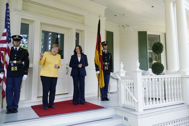 Nyaman, berestetika, dan sarat filosofi, rumah ini juga menjadi tempat bagi Kamala untuk berdiplomasi. Sejumlah pertemuan dengan pemimpin dunia pernah berlangsung di sini, termasuk ketika Kanselir Jerman Angela Merkel mengadakan kunjungan resmi ke AS pada Juli 2021. (Foto: AP Photo/Andrew Harnik)