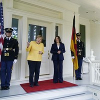 Nyaman, berestetika, dan sarat filosofi, rumah ini juga menjadi tempat bagi Kamala untuk berdiplomasi. Sejumlah pertemuan dengan pemimpin dunia pernah berlangsung di sini, termasuk ketika Kanselir Jerman Angela Merkel mengadakan kunjungan resmi ke AS pada Juli 2021. (Foto: AP Photo/Andrew Harnik)