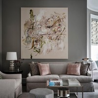 Untuk menghiasi rumah yang terdiri dari 33 ruangan ini, Bridges bekerja sama dengan pembuat furnitur, penenun karpet, dan seniman dari berbagai negara bagian, termasuk Virginia, New York, Texas, dan California. Furnitur seperti meja makan dari kayu walnut Amerika, karpet dari wol domba Kansas, serta wallpaper buatan tangan dari Brooklyn menjadi contoh nyata karya seni lokal. (Foto: Frank Frances/The Washington Post)