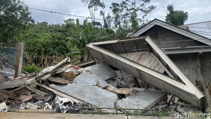 Rumah warga di Desa Ratamba, Kecamatan Pejawaran, Banjarnegara rusak akibat tanah gerak, Rabu (22/1/2025).