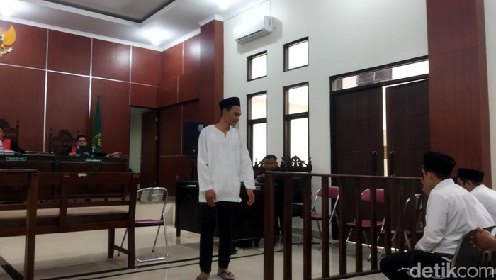 Sahru, terdakwa kasus perburuan terhadap badak Jawa di Taman Nasional Ujung Kulon dituntut 11 tahun penjara. (Aris R/detikcom)