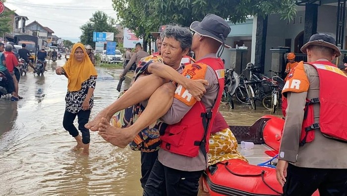 Sebanyak 100 personel Satbrimob Polda Jawa Tengah dikerahkan ke lokasi tanah longsor di Petungkriyono, Pekalongan. (dok. ist)