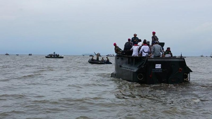Sebanyak 1.500 personel dari jajaran Tentara Nasional Indonesia (TNI) Angkatan Laut (AL), Kementerian Kelautan dan Perikanan (KKP) beserta nelayan kembali membongkar pagar laut di sepanjang perairan pesisir pantai utara (pantura), Kabupaten Tangerang, Banten pada Rabu. ANTARA/Azmi Samsul Maarif.