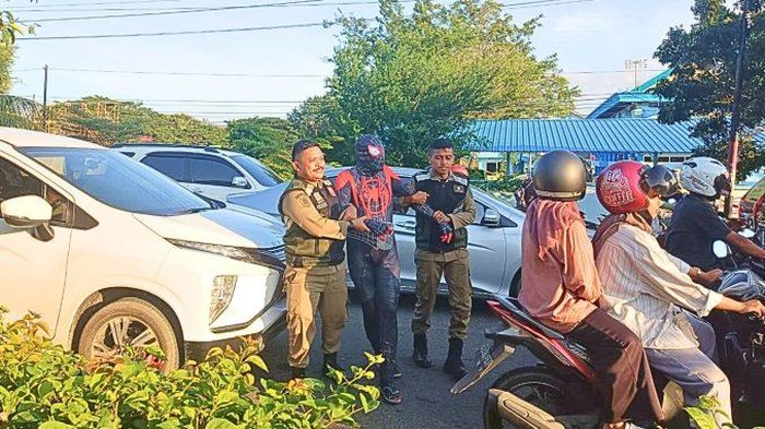 Seorang pria yang mengenakan kostum spiderman diamankan petugas Satpol PP Banda Aceh. (Foto: dok Satpol PP Banda Aceh).