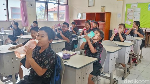 Siswa SDN 17 Dangin Puri Denpasar sudah mulai membawa bekal air dengan tumbler, Rabu (22/1/2025). (Ni Made Lastri Karsiani Putri/detikBali)
