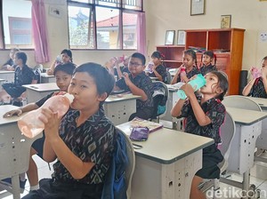 Setop Air Kemasan Plastik, Siswa SD di Denpasar Siap Minum Pakai Tumbler
