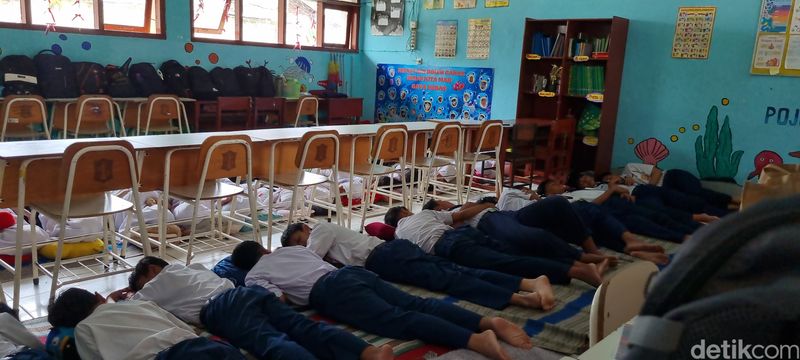 Siswa SMPN 39 Surabaya uji coba relaksasi tidur siang di kelas
