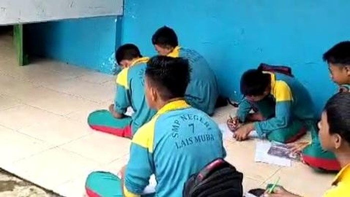 Siswa SMPN 7 Muba belajar di teras akibat atap ruang kelas ambruk.