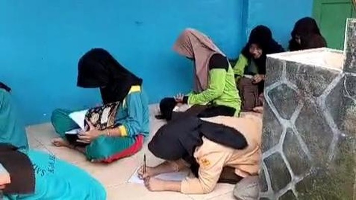 Siswi di SMPN 7 Lais Muba belajar di ruang kelas karena atap kelas ambruk