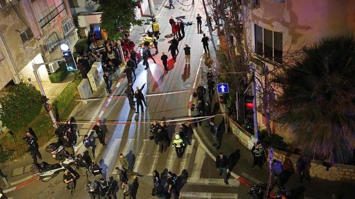 Members of Israeli security forces stand guard at the site of a stabbing attack in Tel Aviv, on Jan 21.PHOTO: AFP