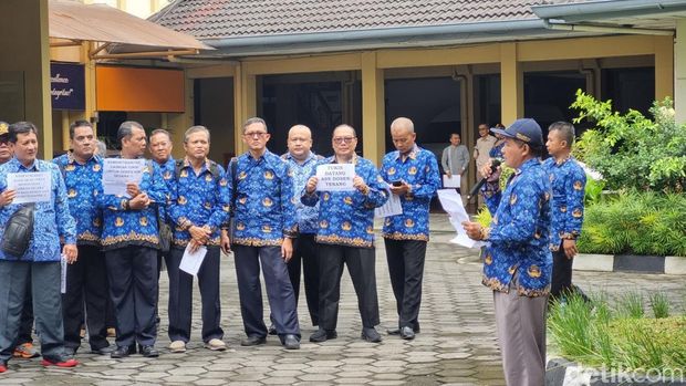 Suasana aksi dosen ASN LLDIKTI Wilayah V menuntut pencairan tunjangan kinerja (tukin) di Kantor LLDIKTI Wilayah V, Kota Jogja, Rabu (22/1/2025).