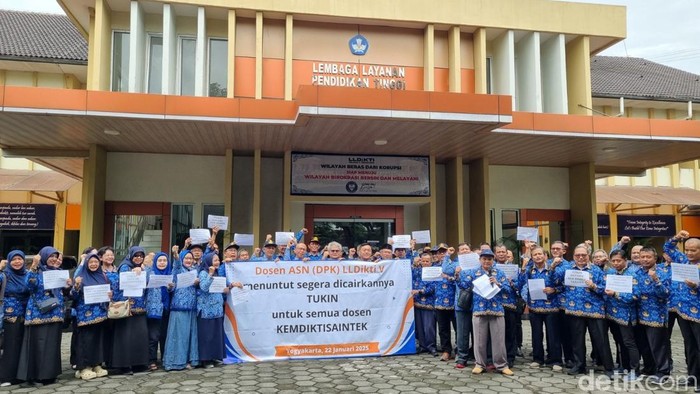 Suasana aksi dosen ASN LLDIKTI Wilayah V menuntut pencairan tunjangan kinerja (tukin) di Kantor LLDIKTI Wilayah V, Kota Jogja, Rabu (22/1/2025).