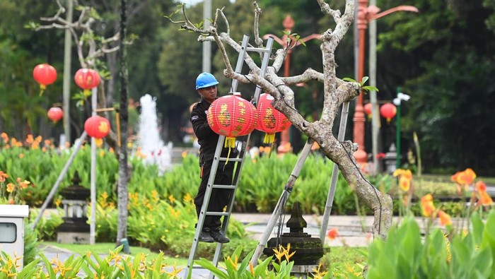 Petugas memasang dekorasi Imlek di kawasan wisata The Nusa Dua, Badung, Bali, Rabu (22/1/2025). Pemasangan ratusan lampion dan berbagai dekorasi khas Imlek di kawasan wisata tersebut dilakukan untuk menyambut para wisatawan pada periode libur Tahun Baru Imlek. ANTARA FOTO/Fikri Yusuf/agr