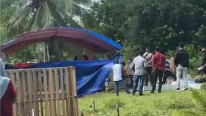 Polisi melakukan ekshumasi atau pembongkaran makam wanita bernama Serla A. Pangeran (26) yang ditemukan tewas di perkebunan kelapa sawit di Kabupaten Buol, Sulawesi Tengah (Sulteng).