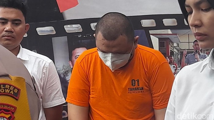 Tampang F (28), pelaku pencabulan terhadap santri saat dihadirkan dalam rilis kasus di Mapolres Gowa, Rabu (22/1/2025).