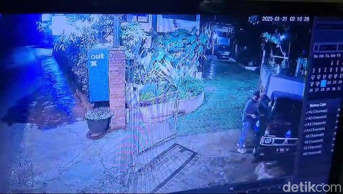 Tangkapan layar CCTV pencurian mobil boks milik yayasan Ceu Popong