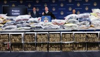 Kepala Polisi Toronto Myron Demkiw, tengah, berbicara kepada media terkait penyitaan kokain di Toronto, Kanada, Selasa (21/1/2025).