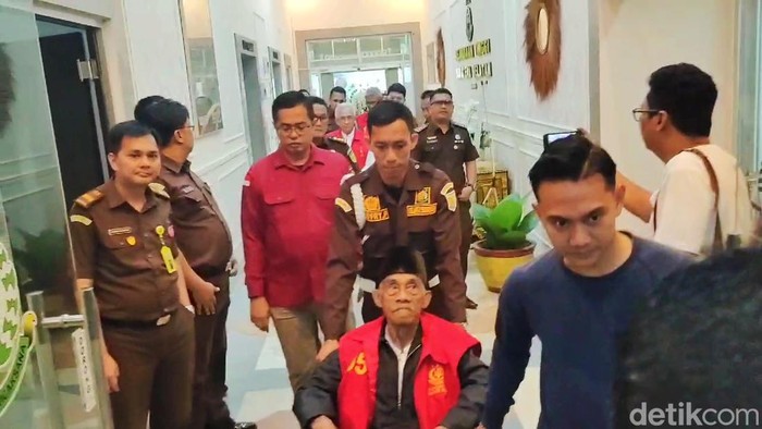 Tiga tersangka dugaan Korupsi Penjualan Aset Yayasan Batanghari Sembilan digiring ke Rutan Pakjo Palembang