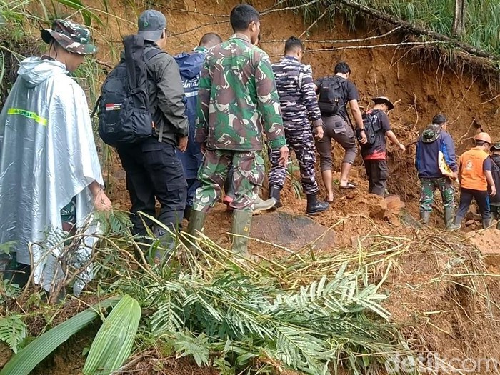 Tim evakuasi gabungan di lokasi bencana longsor di Desa Kesimpar, Kecamatan Petungkriyono, Kabupaten Pekalongan, Rabu (22/1/2025) pagi.