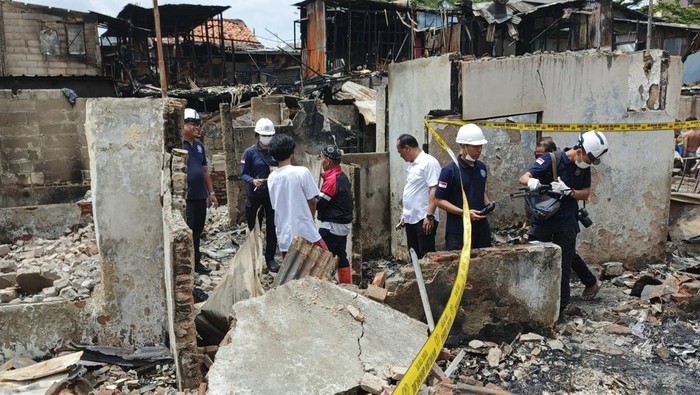 Tim Puslabfor (Pusat Laboratorium Forensik) Bareskrim Polri melakukan olah tempat kejadian perkara (TKP) kebakaran di Jalan Kemayoran Gempol, Kecamatan Kemayoran, Jakarta Pusat.
