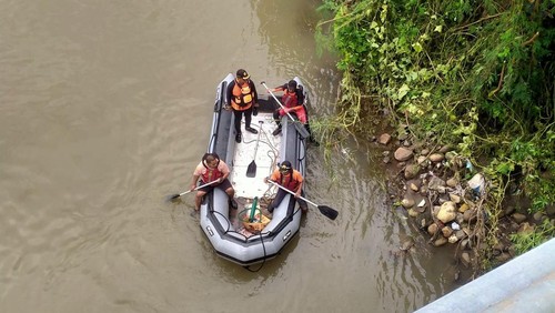 Tim SAR melakukan pencarian terhadap seorang remaja bernama Lalu Raihan yang hilang terseret arus di Sungai Samapuin, Sumbawa, NTB. (Foto: Dok. Istimewa)