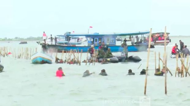 Titiek Soeharto Pantau Langsung Pembongkaran Pagar Laut. (Tangkapan Layar CNN Indonesia TV)