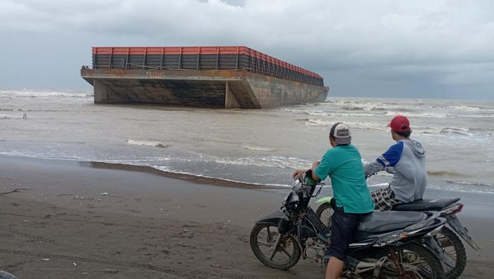Tongkang batu bara terdampar di Pantai Tiris, Desa Pabean Ilir, Kecamatan Pasekan, Kabupaten Indramayu.