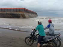 Diterjang Ombak Besar, Tongkang Batu Bara Terdampar di Pantai Indramayu