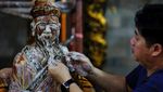 Tradisi Pencucian Patung Dewa-dewi di Kuil Amurva Bhumi