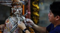 Sejumlah warga keturunan Tionghoa di Vihara Amurva Bhumi, Jakarta Selatan memulai persiapan menjelang perayaan Tahun Baru Imlek 2575. (REUTERS/Willy Kurniawan)  