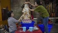 Jelang perayaan Imlek ada beberapa tradisi yang dilakukan warga Tionghoa, salah satunya mencuci rupang sebagai simbol pembersihan jiwa. (AP Photo/Tatan Syuflana)  
