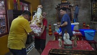 Kegiatan mencuci patung dewa-dewi ini biasanya dilaksanakan seminggu sebelum tahun baru Imlek. (AP Photo/Tatan Syuflana)  
